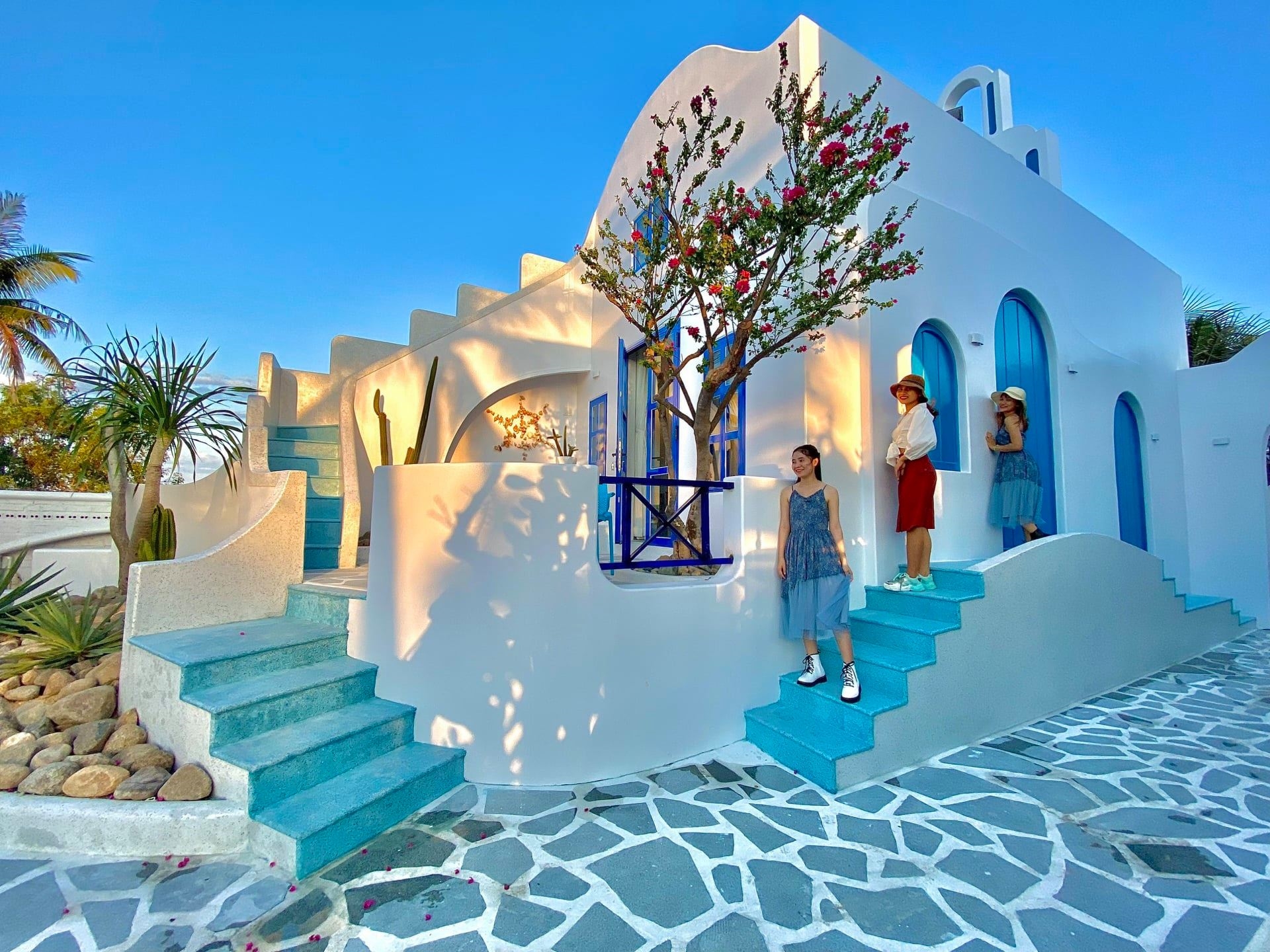 Tại Santorini Villa Studio & Cafe có nhiều vị trí check-in siêu ấn tượng cho du khách