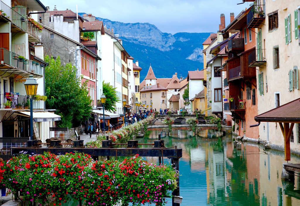 Cầu Pont des Amours và hồ Annecy mơ màng